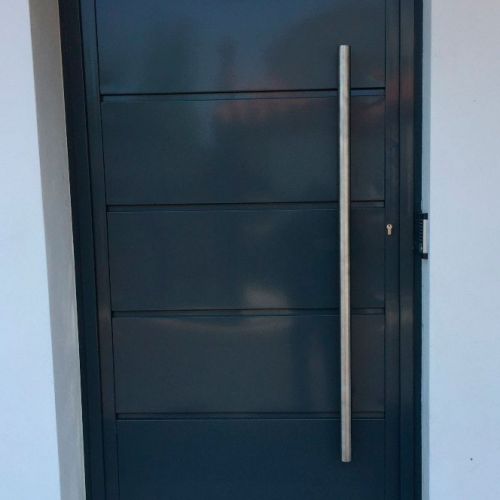 Portones de metal en Málaga