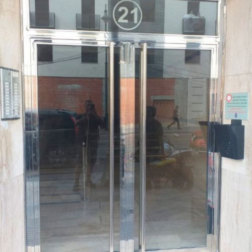 Puertas de portal en Málaga