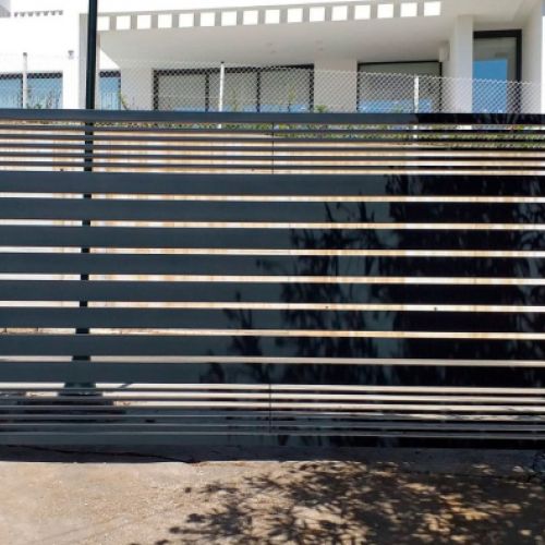 Portones de metal en Málaga